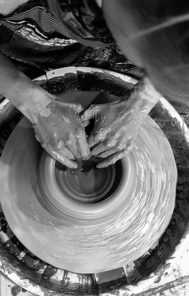 Atelier de poterie : tournage